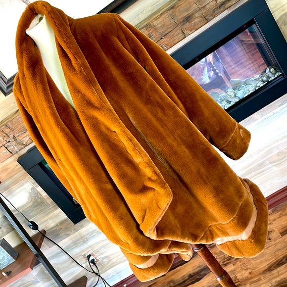 Fashion faux fur brown coat. Size M - Picture 3 of 7